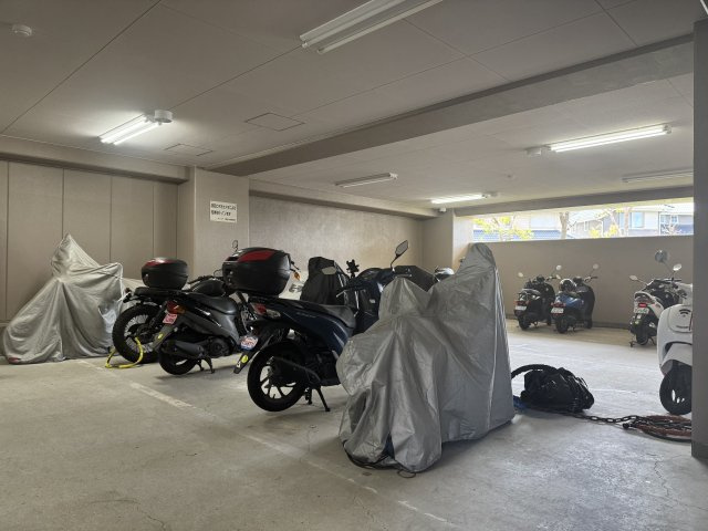 整然とした屋内バイク置場。雨風から愛車をしっかり守る設備