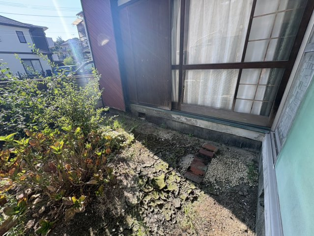 建物横には小さな庭スペースがあり、ガーデニングや家庭菜園などを楽しめます。四季折々の草花を育てたり、お子様やペットとの時間を過ごしたりと、暮らしに彩りを添えてくれる戸建ならではの魅力的な空間です。　