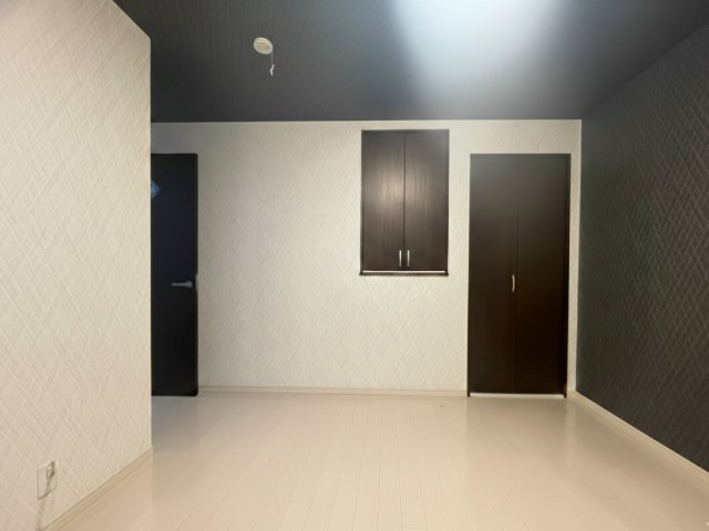 二面採光で明るさを感じられる洋室。室内はすっきりとした形状で、家具配置の自由度も高い設計です。収納付きでお部屋を広く使える点も魅力。子ども部屋や書斎、趣味の部屋としても活用できる空間です。