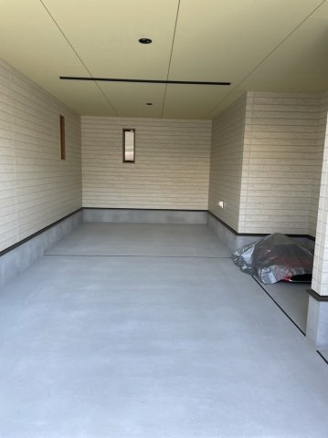 シャッターガレージ内です