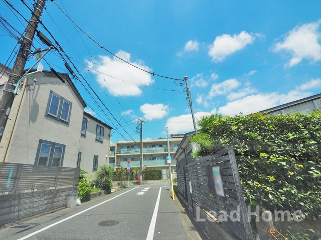 見通しの良い道路状況で毎日の通行も安心です！お仕事前後のお出かけやお買い物も快適なロケーション！