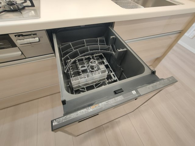 【食洗器】　食後の片付けをサポートしてくれる便利な食洗機付き