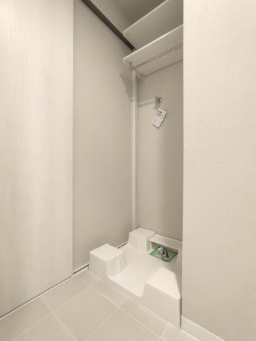 【室内洗濯機置き場】　室内に洗濯機置場を完備。天候に左右されず快適にお洗濯。