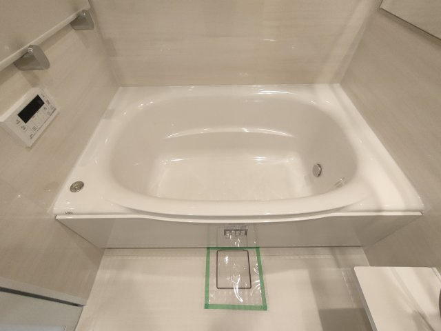 【浴室】　追い焚き機能付き、雨の日のお洗濯にも便利な浴室乾燥機付き。