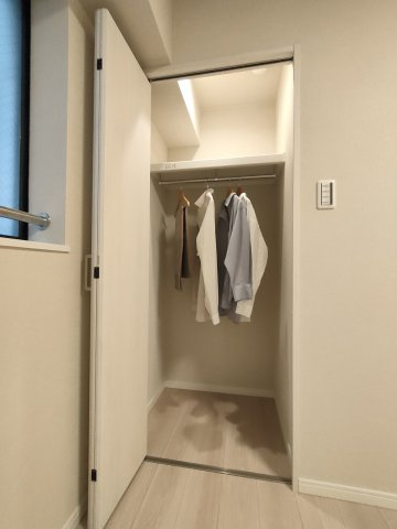 【洋室2　収納】　各部屋に収納を備え、衣類や荷物もすっきり整理できます。