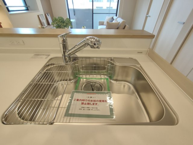 【シンク】　広々としたシンクで、洗い物や調理もスムーズに。