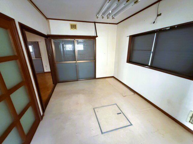 窓があり心地よい風が通るお部屋。収納付きですっきり整います。
