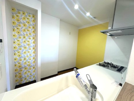 ウキウキ気分が上がりそうな北欧テイストの花柄や黄色のアクセントクロスを採用！毎日の家事も楽しくなりそう。