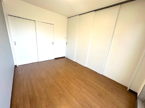 6帖の洋室！扉を開けてリビングと一体空間、扉を閉じて個室にとフレキシブルに使えます。