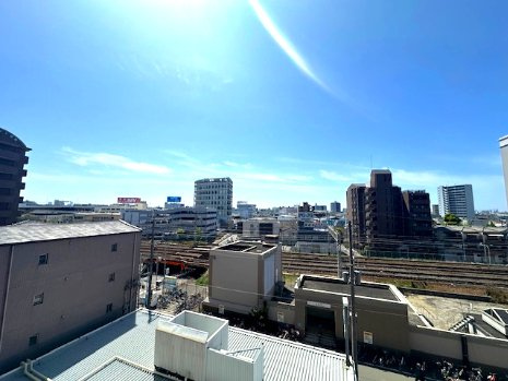 近隣に大きな建物が無いので開放的な空間を楽しめます。陽当り・周辺環境も合わせて、ぜひ現地をご覧ください！