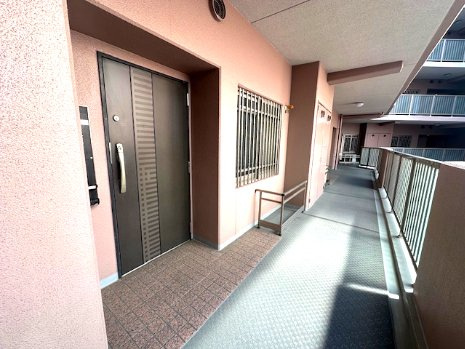 地上15階建ての5階部分。エレベーター有り！アウトドアグッズなどの収納に便利なトランクルームも備わっています。