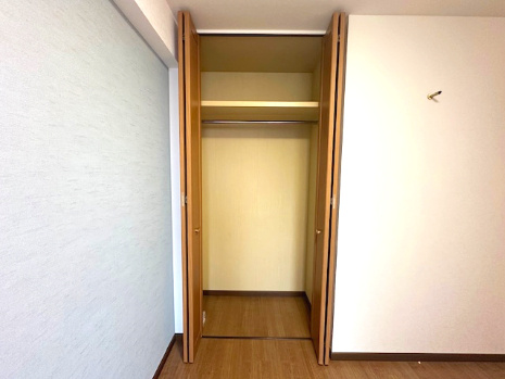 4.5帖洋室のクローゼット！お洋服や小物類等を収納でき、スッキリとした空間を保てます。