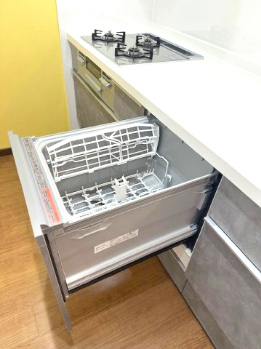 使いやすいビルトイン食洗機付きで、食後の洗い物はおまかせ！家事の負担も軽減してくれます。