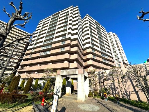 子育て世帯に欠かせない公園や学校も近くて便利。総戸数192戸の大規模マンションです！