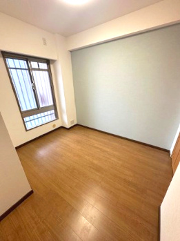 4.5帖の洋室！各お部屋は、一部壁面アクセントクロスで彩られ、落ち着きと安らぎを感じられる雰囲気に。