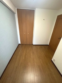 4.5帖の洋室！洋室のみの間取りでお掃除もラクラク。随所に収納が備わり、お部屋がスッキリ片付きます。