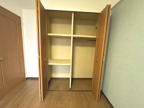 6.3帖洋室のクローゼット！ハンガーパイプと棚を組み合わせた、出し入れしやすいつくりになっています。