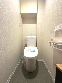 温水洗浄便座付のトイレで、冬の寒い時期でも快適！吊戸棚付きで、予備のペーパー類も問題なく収納できます。