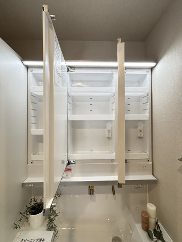 【3面ミラーキャビネット】収納力があり、洗面用品をすっきり収納できます