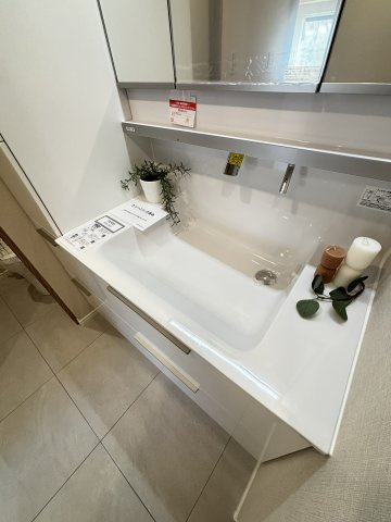 【シャンプードレッサー洗面台】シャワー付きで、朝の身支度や洗髪に便利