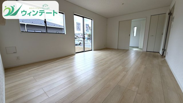 ナチュラルカラーで統一された落ち着いたLDK。対面キッチンで家族との距離がぐっと近づきます。