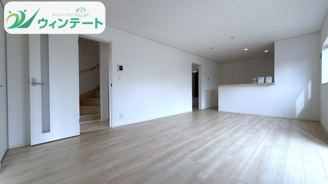 対面キッチンからはリビング全体が見渡せ、小さなお子さまがいても安心。家族の絆を深める空間です。