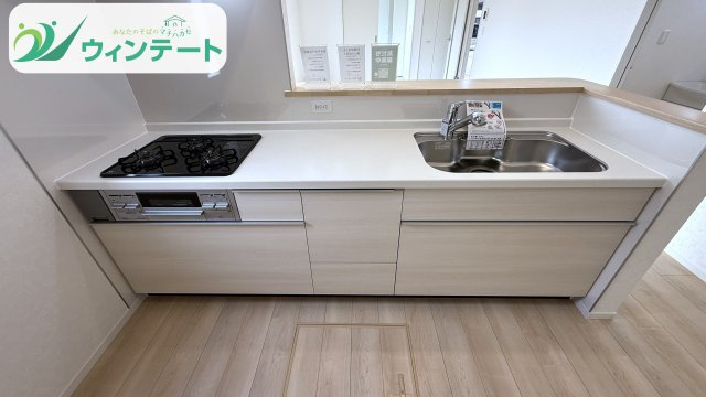 シンプルで機能的なキッチン。使いやすい動線設計で、料理も後片付けもスムーズに行えます。