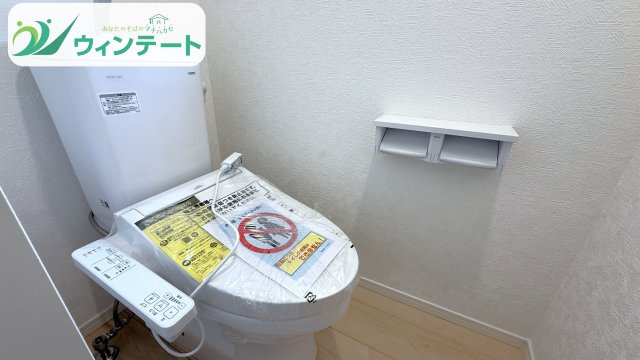 使い勝手の良い温水洗浄便座付きトイレ。明るく清潔感のある空間で快適にご使用いただけます。