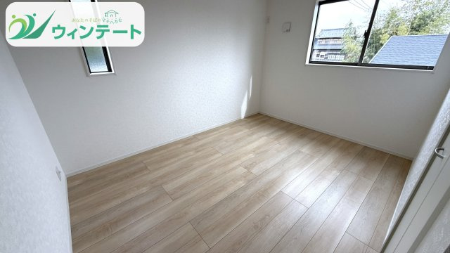 未就学のお子様の成長に合わせて使える広々洋室。落ち着いた空間で集中力が高まるかも！