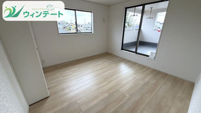 バルコニーに面した洋室は、開放感と明るさが魅力。読書やリモートワークにもぴったりの心地よい空間です。