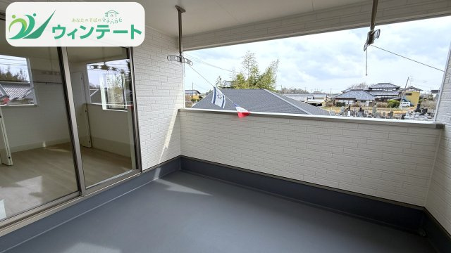 ワイドなバルコニーで、洗濯物や布団もまとめて干せます。毎日の家事がラクになるうれしいスペースです。