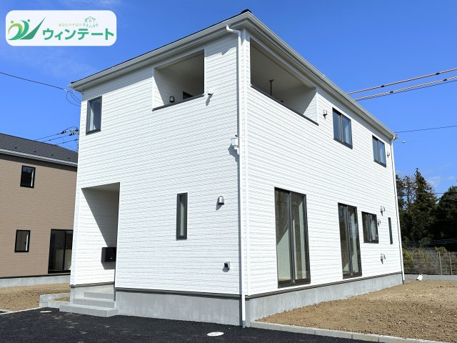 清潔感あふれる白色の外壁♪インナーバルコニーが特徴的です♪