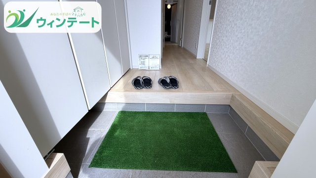 明るい玄関。家族や来客を気持ちよく迎えられる空間です。