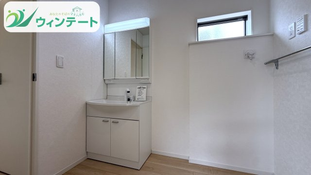 シンプルでお手入れしやすい洗面台。収納付きで洗面用品もすっきり整理でき、清潔感を保てます。