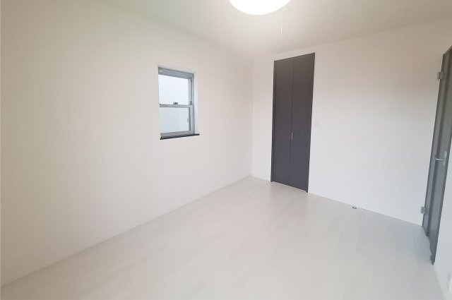 洋室2：バルコニーに面したお部屋です。