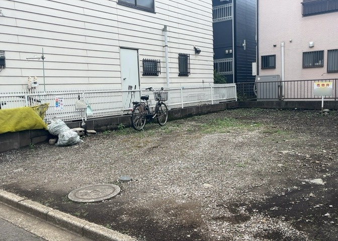 土地の形が極端に長細かったり、狭小地、あるいは道路との高低差がある傾斜地だった場合、後々売ろうとしても買い手がつかない場合もあります。後々、売却することになった時に価値の下がらない土地を選びましょう。