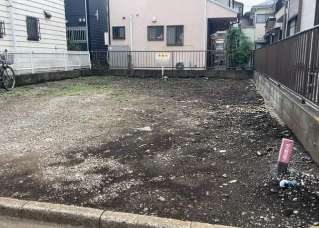 土地の面積＝住宅面積ではありません。建ぺい率の問題などで、土地のある場所によって住宅を建てられる面積は限られています。高さもしかり、「土地」という言葉の中には、建築条件も含まれると考えておきましょう。