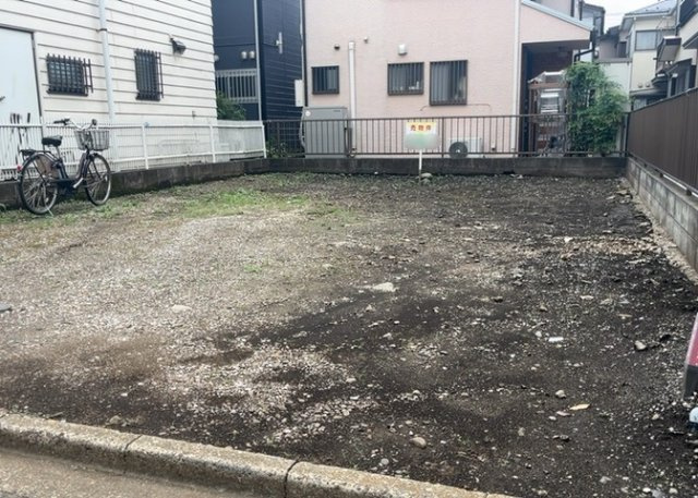 家を建てる場合、方位は要チェックです。現実的に日当たりのよい家ならばリビングは南側、建築基準法でも北側に当たる家への配慮は求められています。土地を見学に行く際は、方位磁針を持って行くようにしましょう。