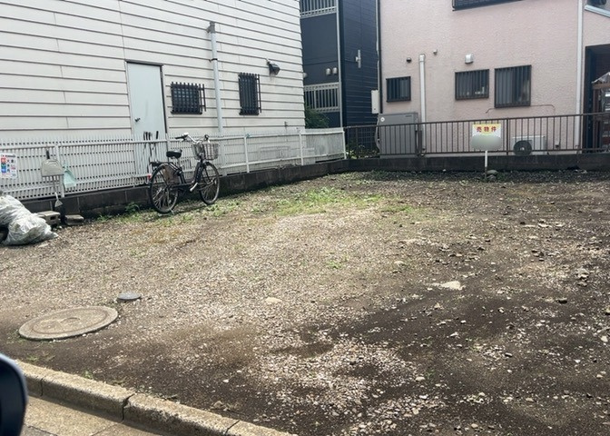 土地の前の道路に消火栓が設置されていることがあります。この場合、道路交通法第45条第1項により、駐車禁止の場所が指定されています。そのため、車庫などの駐車スペースをつくることができない場合があります。