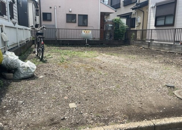 現地に行くなら、物件の周囲の地形がどうなっているかを見ることも大切です。周辺より低くなっている土地では、大雨などで水が集まりやすいため、地盤が弱くなっているということも考えられるため、注意が必要です。