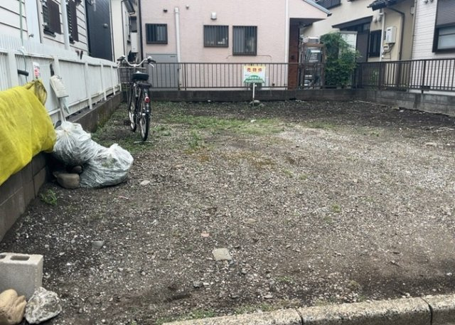 土地購入を検討されている場合、境界杭がない状態で購入してしまうと境界確定測量をする必要があり、費用がかかります。購入の前に、売主、隣土地所有者立ち合いのもと境界を確定し境界杭を設置するのがベストです。