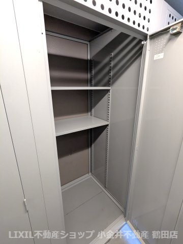 トランクルームです。タイヤやアウトドア用品が余裕で入る広さがございます。