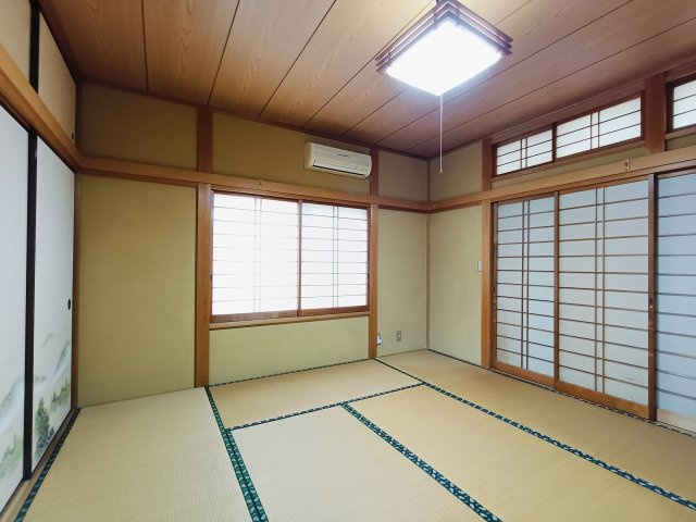 【2階和室】　エアコンは現状付属、買主様が撤去希望の場合は撤去予定です。