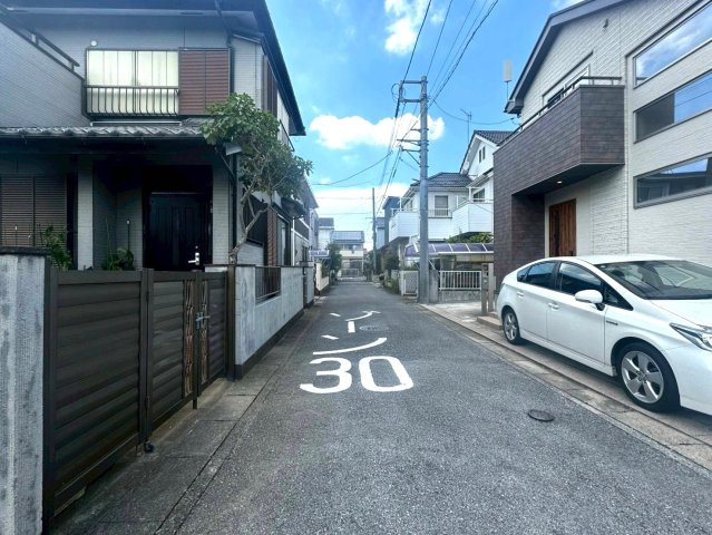南西角地で陽当り良好！水回りの集中した家事ラク動線！リビングには開放感ある上部吹抜け！全居室収納付き・WIC・パントリー・玄関収納・豊富な収納スペース！千間台小学校まで徒歩約5分(350ｍ)です！