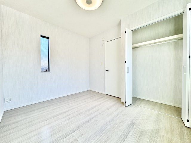 【洋室B】二面採光で明るい洋室。子ども部屋や書斎、在宅ワークスペースなどライフスタイルに合わせて柔軟に使える空間です。収納もありお部屋をすっきり保てます。