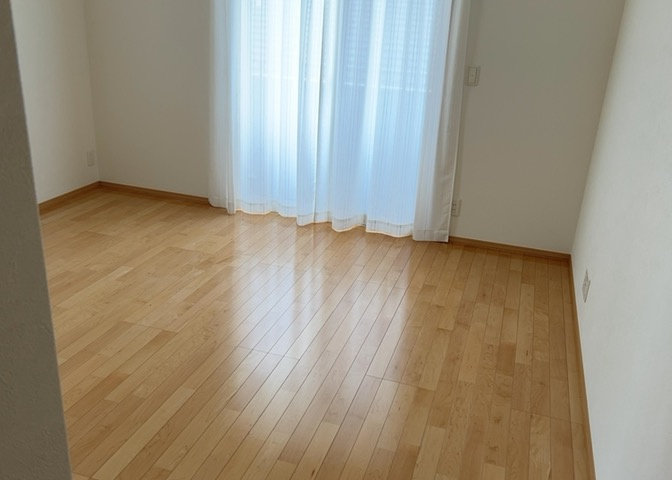 洋室のメリットは重い家具が置きやすく、身の回りが整理しやすいことです。　床がフローリングのため畳とは異なり凹みにくいです。　クローゼットなど収納が豊富で、普段使わない旅行カバンや服の整頓も簡単にです。