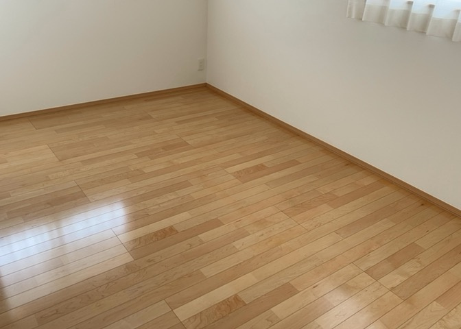 寝室でゆっくりと過ごすためにはベッド周りの適度な空間を担保することや窓の位置、照明の明るさ、寝室の広さなどを考える必要があります。自身や家族の構成とライフスタイルに併せて寝室にする部屋を選びましょう！