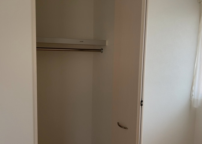 デザイン性を重視しすぎて収納が少なかった！なんてことにならないため、事前に現地で収納の数を確認しておくことをお勧めします。クローゼット以外にも床下収納や屋根裏収納、パントリーなどもチェックしましょう。