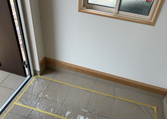 玄関は家の顔でもあり、家族以外の目にも止まる場所です。玄関は外との間を仕切る扉、靴などをしまっておく収納スペース、靴脱ぎのたたきスペース、来客とのやり取りをするドアホンなど複数のアイテムからなります。