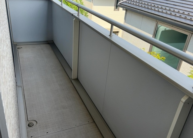 バルコニーは、室外の専用スペースのうち、「屋根がなく開放された空間」であるものを指します。ベランダより広いタイプのものが多く、日当たりもよいため家庭菜園などを楽しみたい人にとって適した環境となります。
